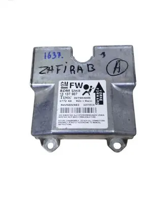 Opel Zafira B Airbag control unit/module 13137907