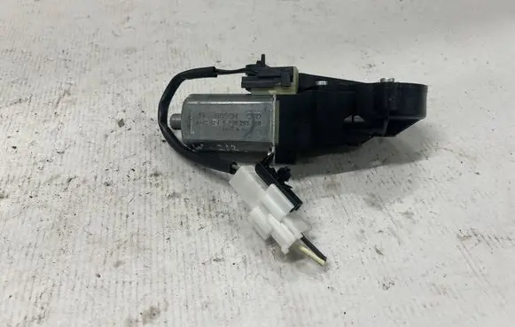 Mercedes-Benz E W212 Seat adjustment motor 0390203369