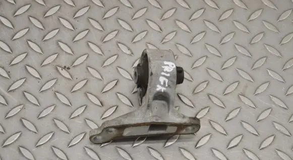 Subaru Outback (BS) Engine mount bracket
