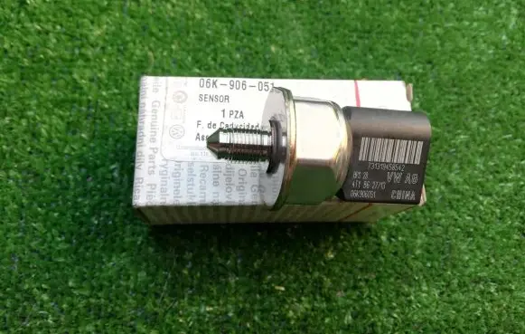 Volkswagen Jetta VI Fuel pressure sensor 06K906051