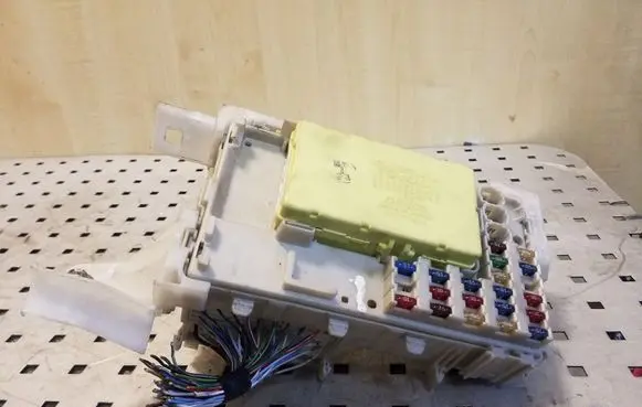 Toyota Corolla Verso E121 Fuse module 8264113050