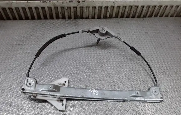 Rear door manual window regulator