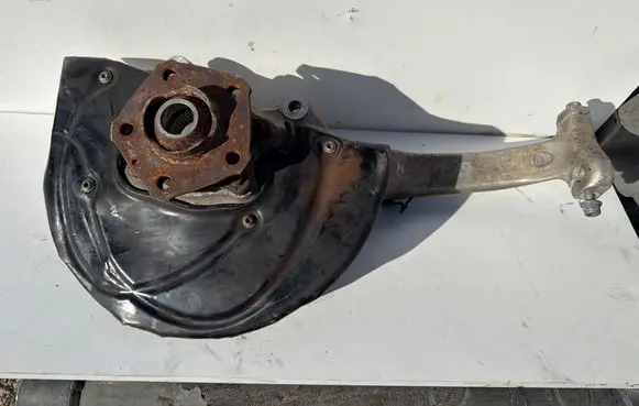 Audi Q7 4M Front wheel hub spindle knuckle 4M0407560
