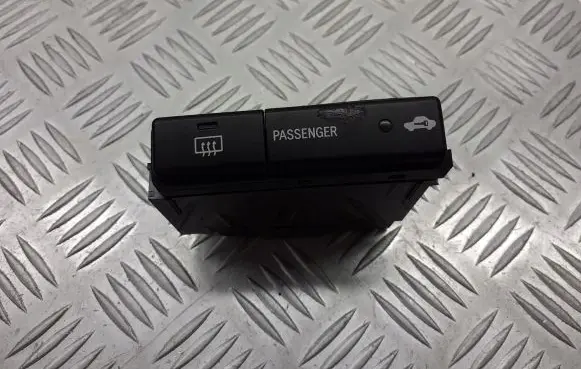 Toyota Avensis Verso Mirror heating switch 84790-05130-C