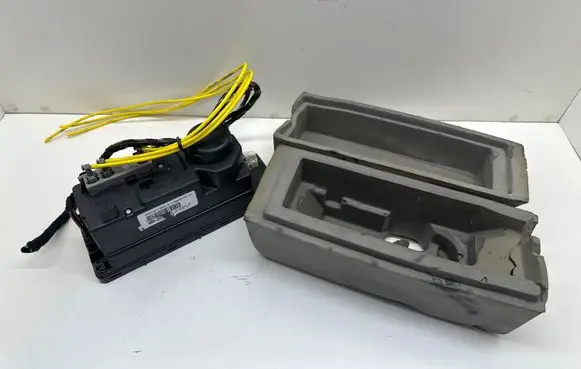 Mercedes-Benz SLK R170 Central locking vacuum pump A1708000748 1708000748 A1708000235
