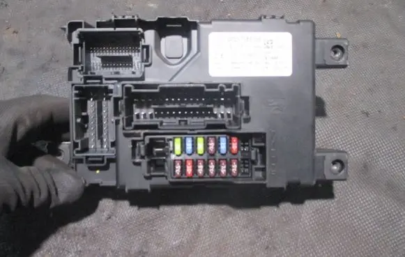 Fiat Grande Punto Fuse module 00517986150 28106881 02619738