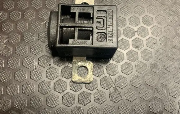 Audi A6 S6 C6 4F Battery relay fuse 4F0915519