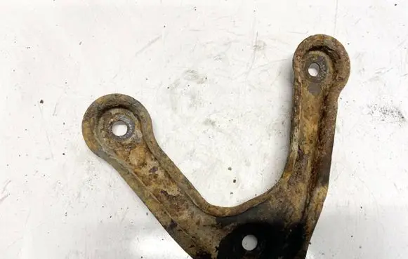 Mitsubishi Grandis Engine mounting bracket