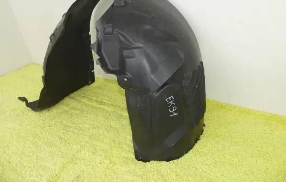 Front wheel arch liner splash guards