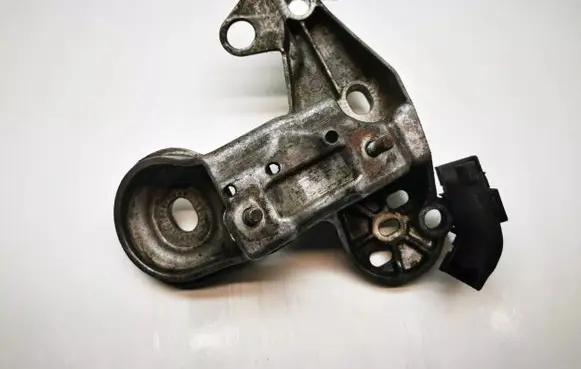 Audi A4 S4 B7 8E 8H Engine mounting bracket 8E0199352N