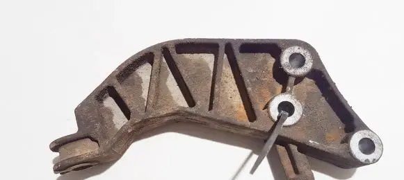 Opel Zafira A Engine mounting bracket