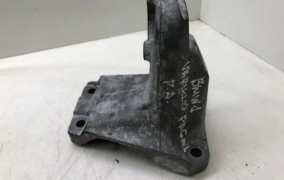 BMW 1 F20 F21 Engine mounting bracket 18129010