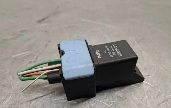 Peugeot 3008 I Glow plug pre-heat relay 9640469680 51252002