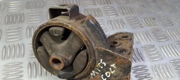 Mitsubishi Colt Engine mount bracket MB871602