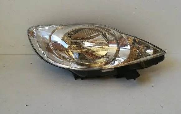 Peugeot 107 Headlight/headlamp 811100H030 89033104