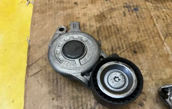 Citroen DS7 Crossback Generator/alternator belt tensioner 9844010980
