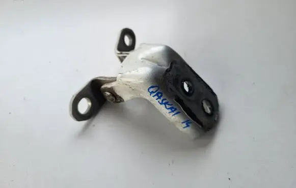 Nissan Qashqai Front door lower hinge 