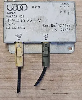 Audi A4 S4 B6 8E 8H Aerial antenna amplifier 8E9035225M