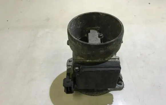 Audi A4 S4 B5 8D Mass air flow meter 037906461b afh60-10a