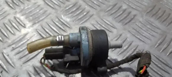 Volkswagen Golf III Valve vacuum 051133459