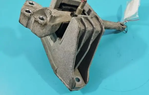 Engine mount vacuum valve