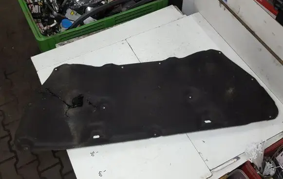 Engine bonnet/hood sound/heat insulation