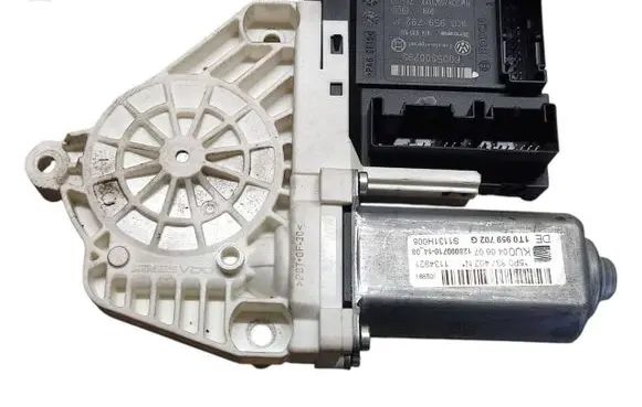 Seat Altea XL Front door window regulator motor 5P0837402N S1131H008 1T0959702G