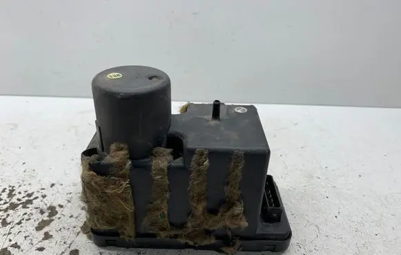 Audi 80 90 S2 B4 Central locking vacuum pump 443862257D