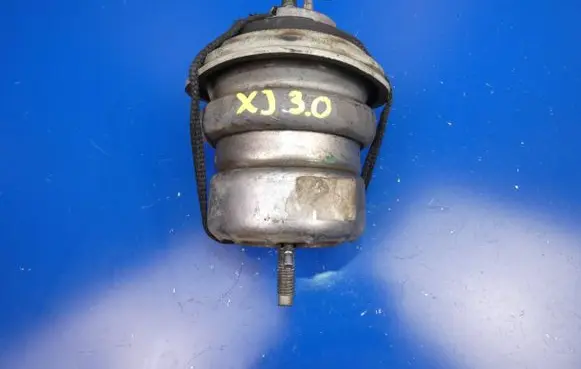 Jaguar XJ X351 Engine mount bracket 8X236A003AB