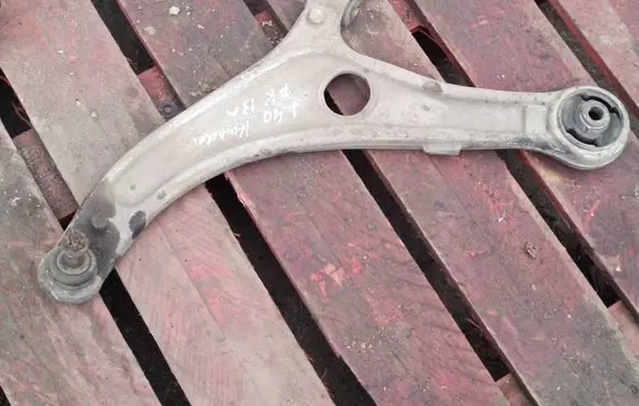 Hyundai i40 Front lower control arm/wishbone 848106