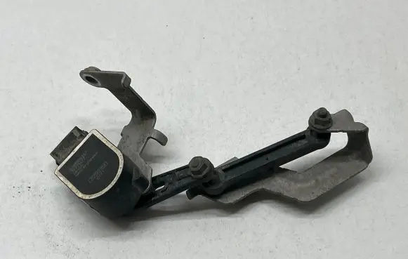 Volvo XC40 Rear air suspension level height sensor 32221958 8888899693 D6R04A