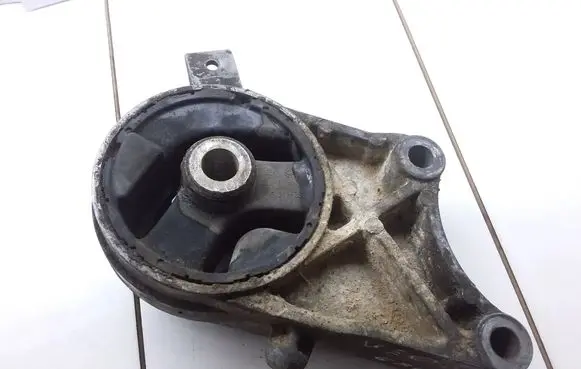 Opel Vectra C Engine mount bracket 21031136
