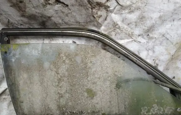 Mazda 626 Front door window glass four-door