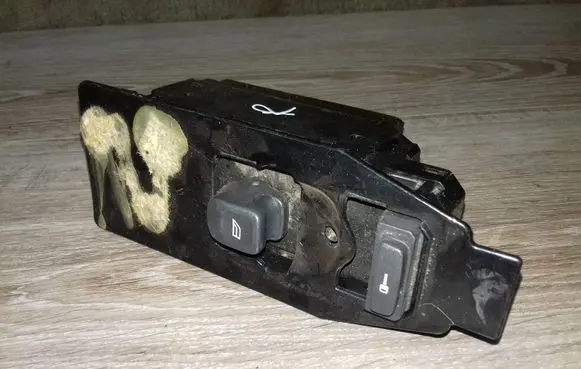 Volvo V70 Electric window control switch 8682950