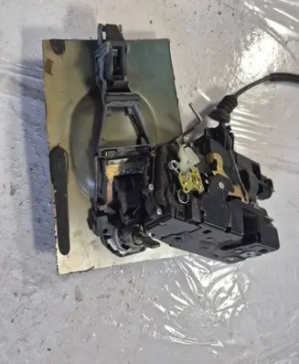 Volkswagen Golf IV Front door lock 552554