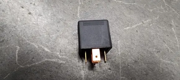 Mercedes-Benz Vito Viano W638 Fuel pump relay 0332209156