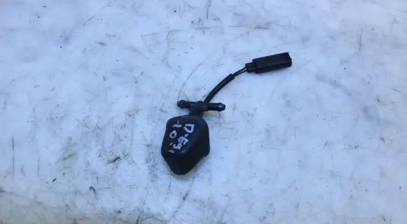 Windshield washer spray nozzle