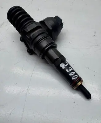 Volkswagen PASSAT B6 Fuel injector 038130073AG