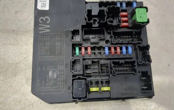 Nissan Leaf I (ZE0) Fuse module 284B73NE3A 5381001565 521772F08