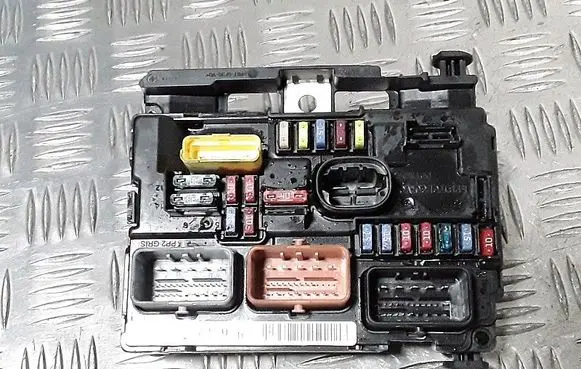 Citroen C3 Fuse module 9667199780