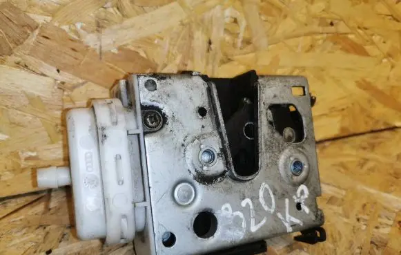 Audi A4 S4 B5 8D Front door lock 8D1837015A