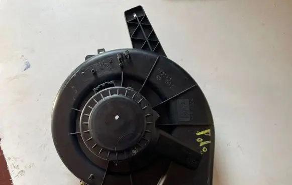 Volkswagen Polo IV 9N3 Heater fan/blower 6Q1820015G