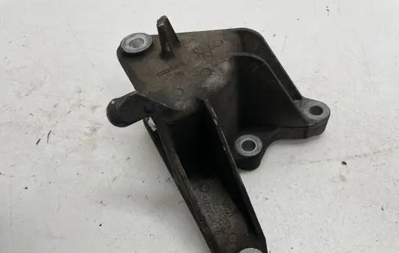 Opel Insignia A Engine mounting bracket 13228285