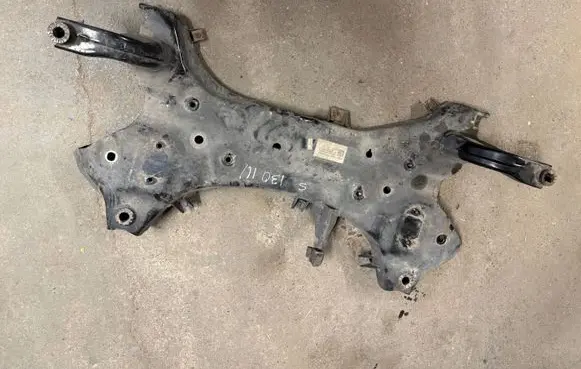 Hyundai i30 Front subframe 62401G4AA0