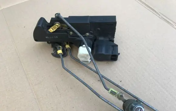Opel Frontera B Front door lock 16634324