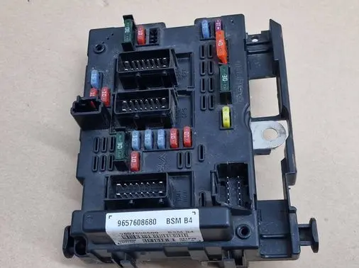 Peugeot 307 Fuse module 9657608680
