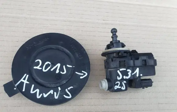 Toyota Auris E180 Headlight level adjustment motor 8115002K30 90013783