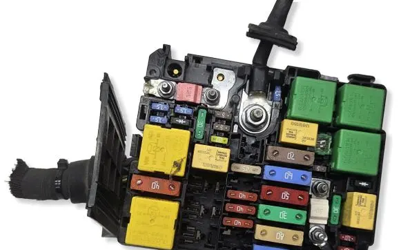 Peugeot Expert Fuse module 98089590804CAR 9808959080
