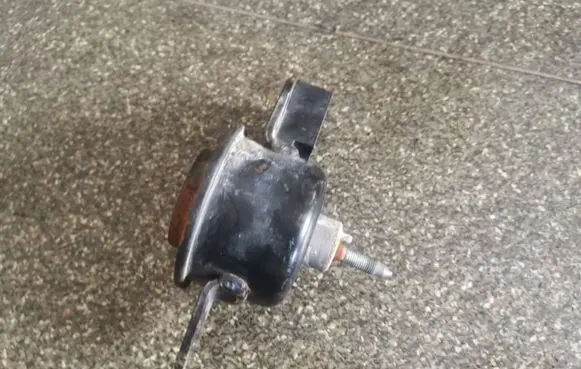 Nissan Leaf I (ZE0) Engine mount bracket