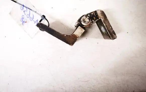 Skoda Octavia Mk2 (1Z) Rear door lower hinge 1z0833402b
